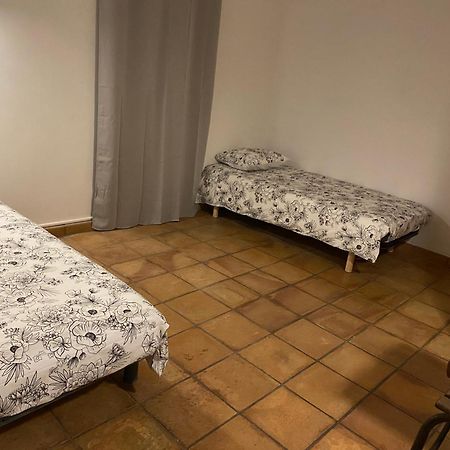 Maison Dans Village Calme Арль Екстер'єр фото