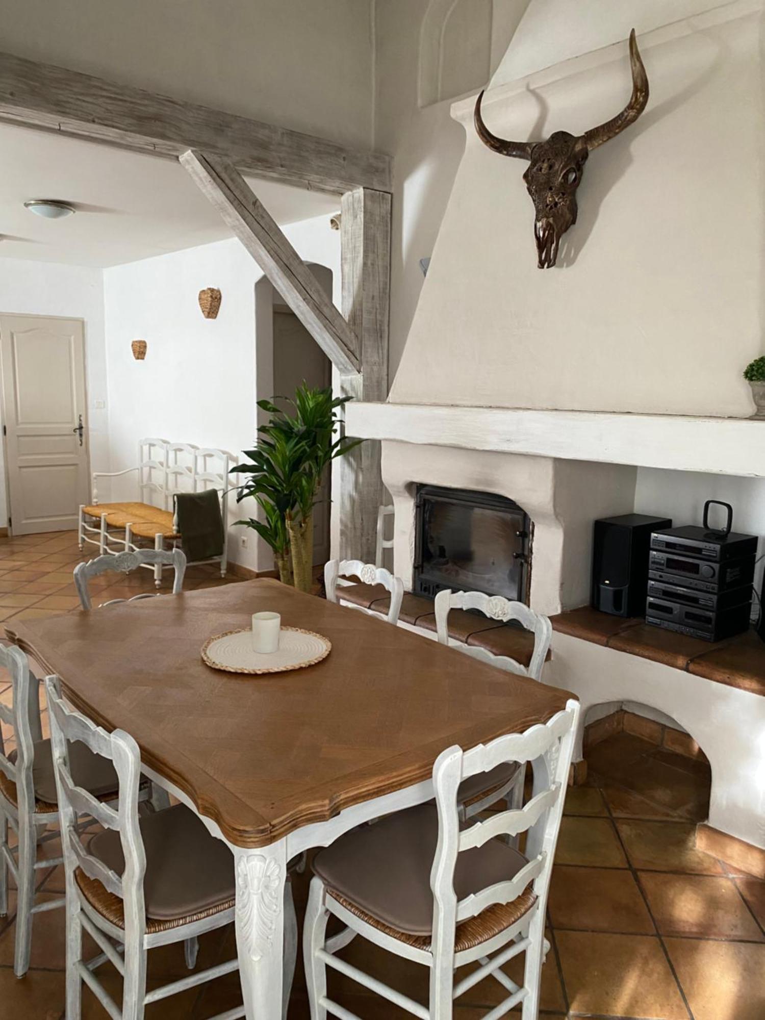 Maison Dans Village Calme Арль Екстер'єр фото