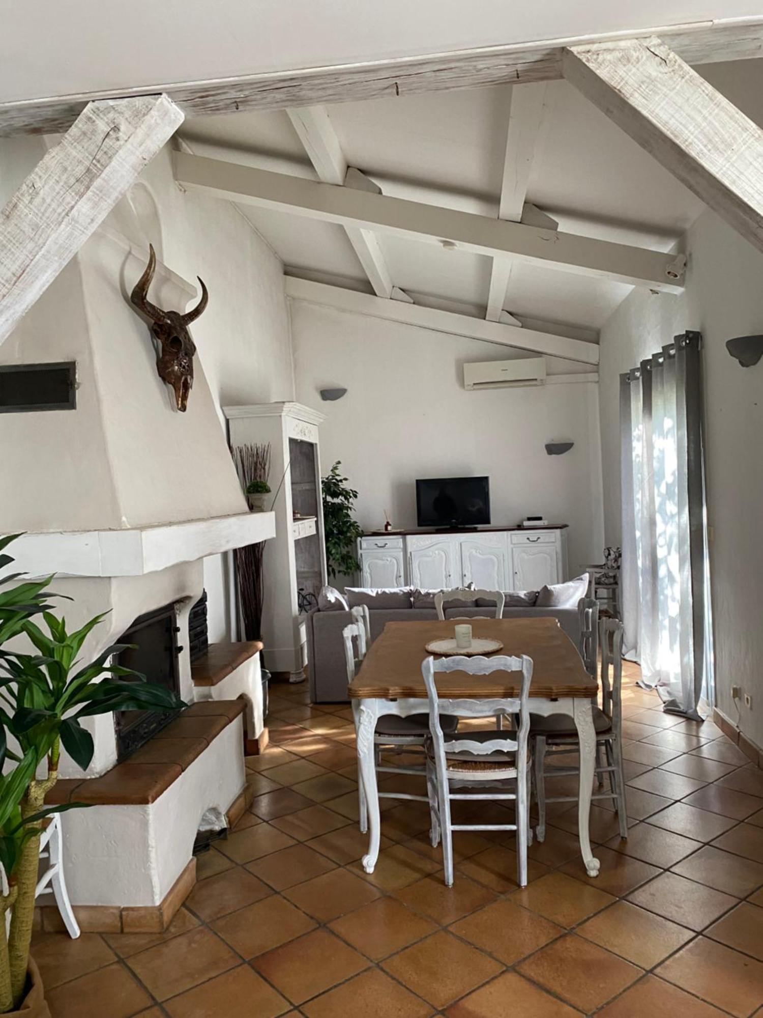 Maison Dans Village Calme Арль Екстер'єр фото